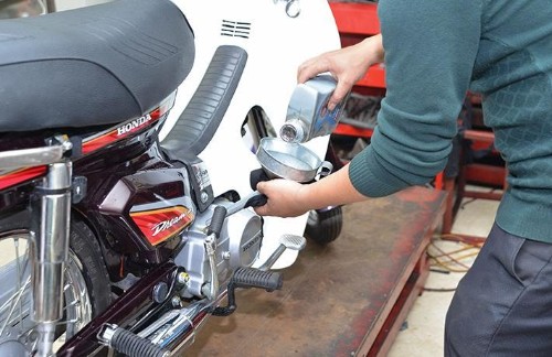 Hướng dẫn cách thay dầu nhớt xe máy tại nhà
