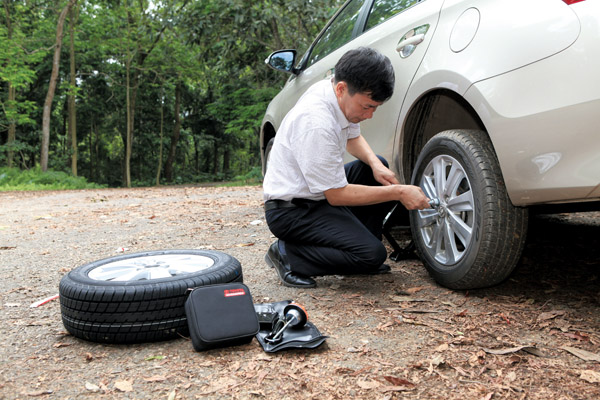 Hướng dẫn cách tự thay lốp xe ô tô