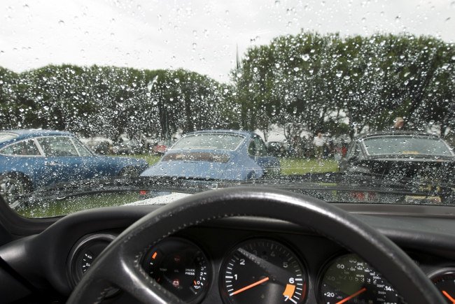 Hướng dẫn cách xử lý kính ô tô bị mờ khi trời mưa