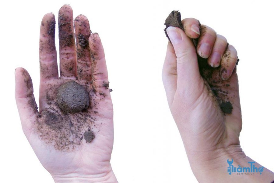Giữ quả bóng đất bằng một tay và bóp nó để tạo thành một dải đất ướt