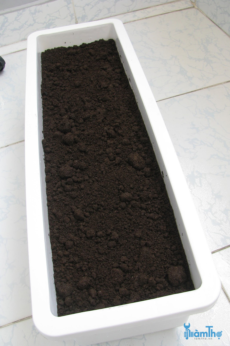 Trộn đất thêm tro trấu , xơ dừa và phân trùn quế với tỷ lệ 2 : 0,5 : 1 
