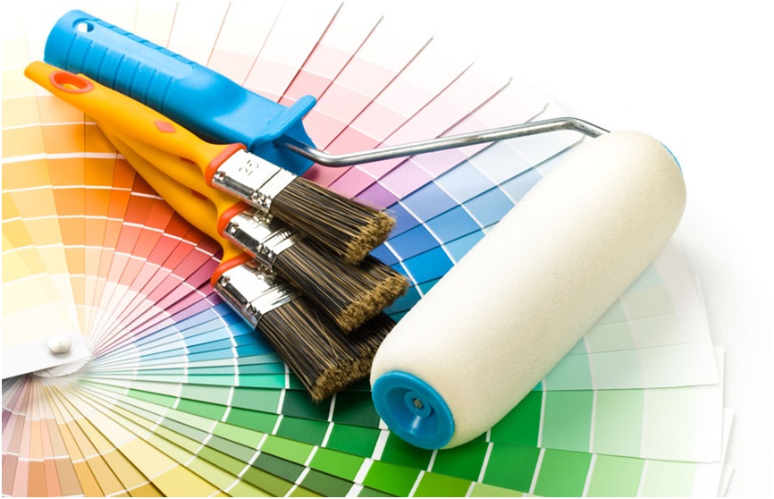 Sơn nhà như thế nào – thợ sơn sử dụng chổi quét sơn + lu sơn để thi công sơn nhà