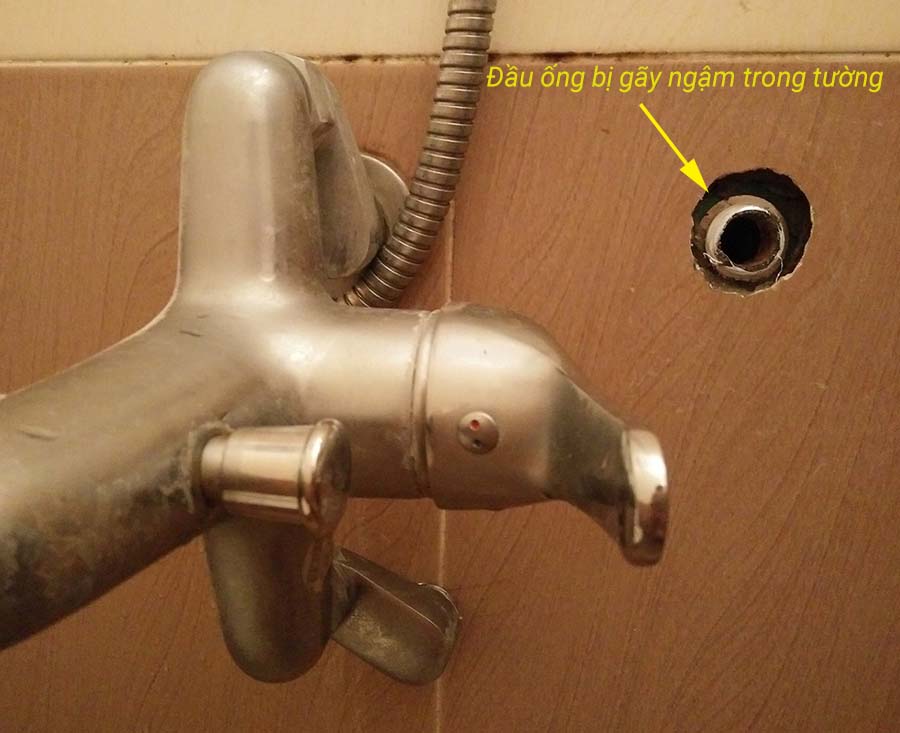 Đầu ống nước bị gãy trong tường