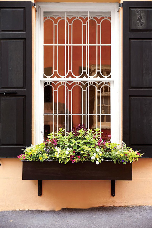 Cách tạo hộp hoa treo trang trí cửa sổ