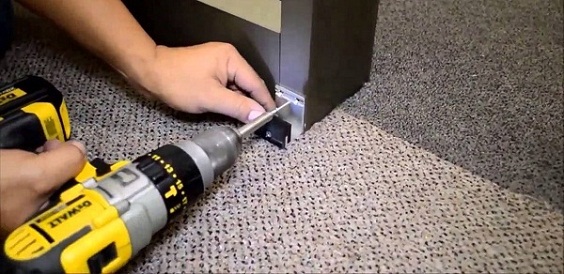 Cách tháo cửa kính cường lực