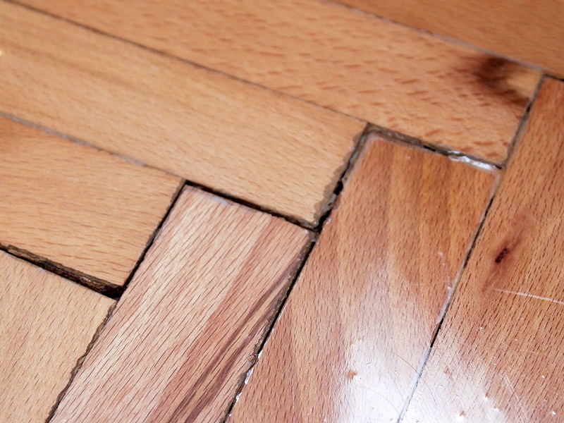 Nguyên nhân và cách khắc phục sàn gỗ bị xuất hiện khe hở