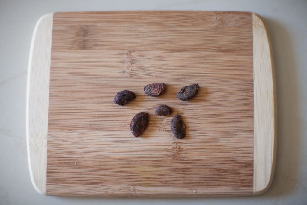 Bước 1: Chọn hạt to, nặng 1g trở lên từ những trái măng cụt chín