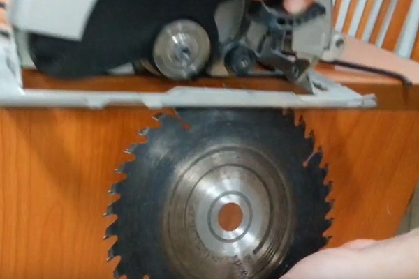 Kỹ thuật tháo lắp đĩa cưa máy cắt gạch đá bê tông